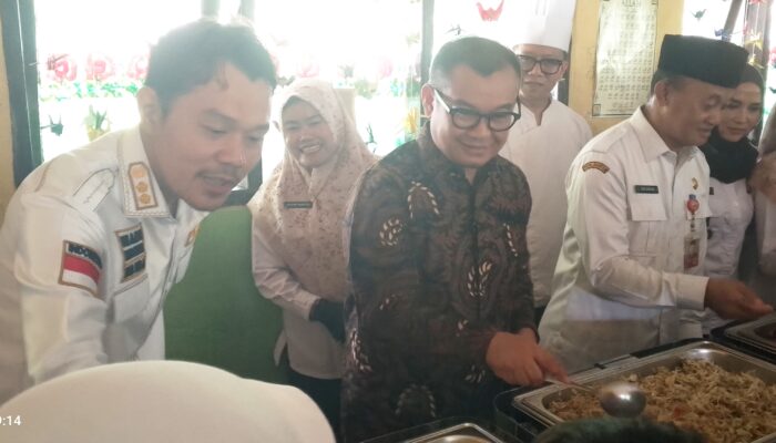 HOTEL ASTON SERANG SALURKAN MAKAN BERGIZI GRATIS KE SEKOLAH SDN SINGAPADU ,WAKIL WALIKOTA SERANG AGIS : KITA DORONG HOTEL ASTON BERMITRA DENGAN BGN 