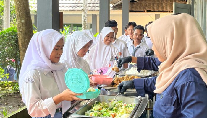 Ketua Komisi V DPRD Provinsi Banten, H.Sehat Ganda M,Tinjau Langsung Hari Akhir Trial MBG Di SMA swasta bina putra Yang di inisissi Hotel Aston 